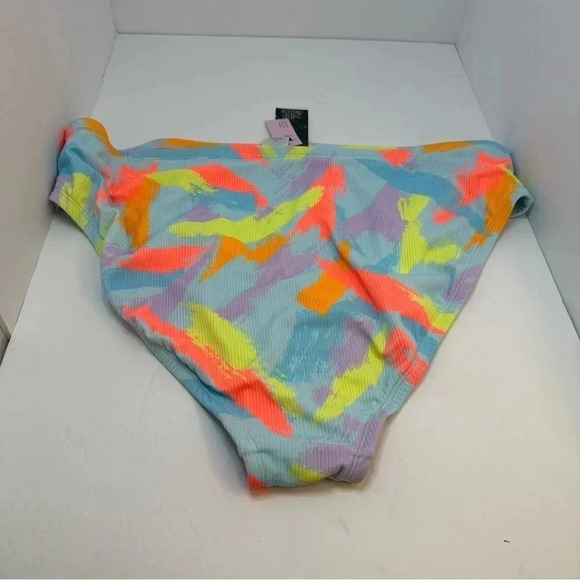 Women's 7" Board Swim Shorts - Wild
Fable Light Blue Abstract Print 1X - Picture 11 of 11